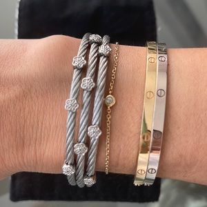 Beautiful triple cable bracelet with flowers 💎 🌸 .